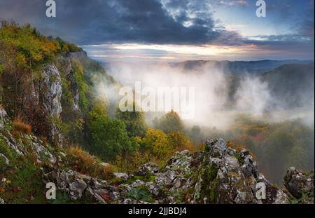 Bella mattinata d'autunno sul punto di vista sopra la valle della foresta profonda in Carpazi, Slovacchia Foto Stock