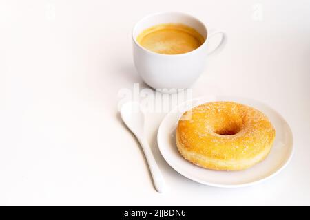 Tazza di caffè con ciambella classica su sfondo bianco.spazio copia Foto Stock