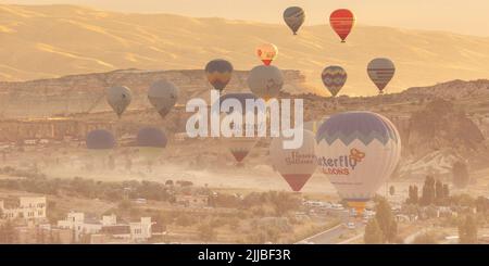 GOREME/TURCHIA - 27 giugno 2022: Volo in mongolfiera sulla città di goreme al mattino presto Foto Stock