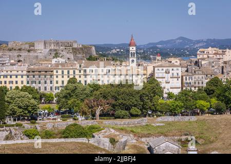 Vista aerea dalla vecchia Fortezza Veneziana nella città di Corfù su un'isola greca di Corfù, Torre di San Spyridon Chiesa Foto Stock