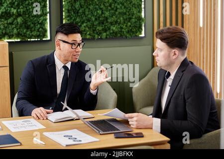 Ritratto di successo uomo d'affari asiatico vestito in riunione con il partner Foto Stock