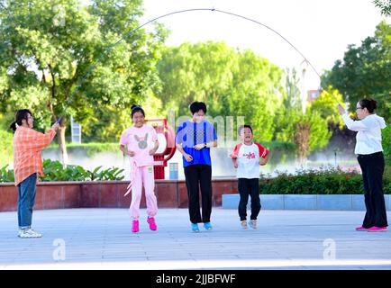 ORDOS, CINA - 25 LUGLIO 2022 - i residenti si allenano in un parco a Ordos, nella regione autonoma della Mongolia interna della Cina settentrionale, il 25 luglio 2022. Foto Stock