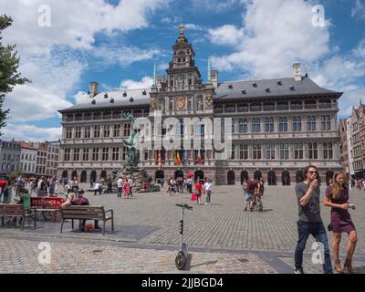 Anversa, Belgio, 02 luglio 2022, Municipio di Anversa con persone che camminano sulla piazza Foto Stock