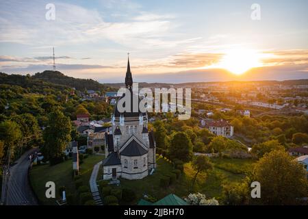 Lviv, Ucraina - 20 maggio 2021: Veduta aerea della Chiesa dell'Ascensione del Signore a Lviv dal drone Foto Stock