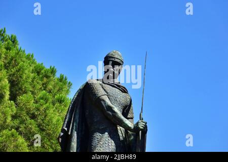 Particolare della statua del primo re del Portogallo, Afonso Henriques. Statua situata del castello di san Giorgio, Lisbona, Portogallo Foto Stock