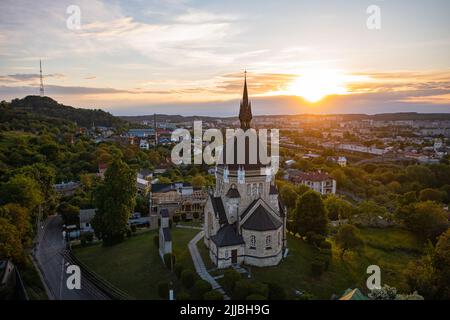Lviv, Ucraina - 20 maggio 2021: Veduta aerea della Chiesa dell'Ascensione del Signore a Lviv dal drone Foto Stock