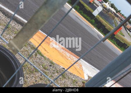 Vista ad angolo alto di un circuito. Vista dalle barriere. Spazio di copia. Foto Stock