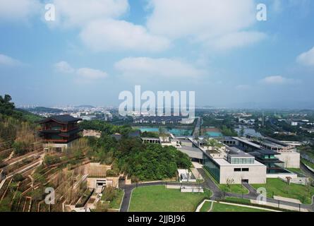 HANGZHOU, CINA - 25 LUGLIO 2022 - una vista aerea della Hangzhou National Edition Library a Hangzhou, provincia di Zhejiang, Cina, 25 luglio 2022. Recente Foto Stock