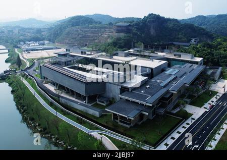 HANGZHOU, CINA - 25 LUGLIO 2022 - una vista aerea della Hangzhou National Edition Library a Hangzhou, provincia di Zhejiang, Cina, 25 luglio 2022. Recente Foto Stock