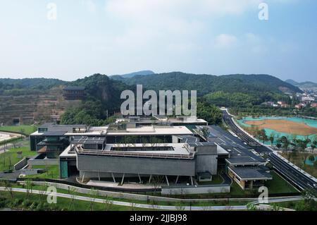 HANGZHOU, CINA - 25 LUGLIO 2022 - una vista aerea della Hangzhou National Edition Library a Hangzhou, provincia di Zhejiang, Cina, 25 luglio 2022. Recente Foto Stock