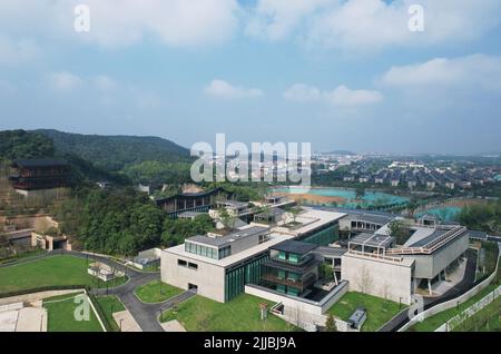 HANGZHOU, CINA - 25 LUGLIO 2022 - una vista aerea della Hangzhou National Edition Library a Hangzhou, provincia di Zhejiang, Cina, 25 luglio 2022. Recente Foto Stock