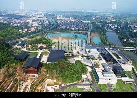 HANGZHOU, CINA - 25 LUGLIO 2022 - una vista aerea della Hangzhou National Edition Library a Hangzhou, provincia di Zhejiang, Cina, 25 luglio 2022. Recente Foto Stock