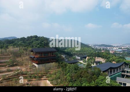 HANGZHOU, CINA - 25 LUGLIO 2022 - una vista aerea della Hangzhou National Edition Library a Hangzhou, provincia di Zhejiang, Cina, 25 luglio 2022. Recente Foto Stock