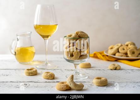 Dolci biscotti italiani Taralli a base di vino bianco, zucchero, olio d'oliva, uova e farina Foto Stock