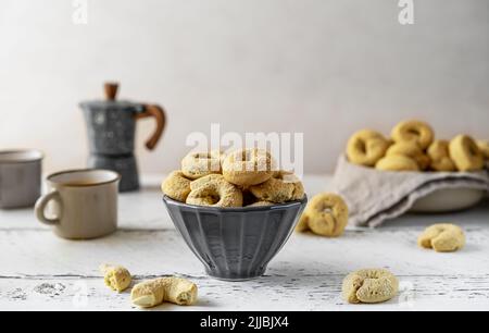 Dolci biscotti italiani Taralli a base di vino bianco, zucchero, olio d'oliva, uova e farina Foto Stock