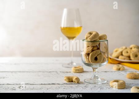 Dolci biscotti italiani Taralli a base di vino bianco, zucchero, olio d'oliva, uova e farina Foto Stock