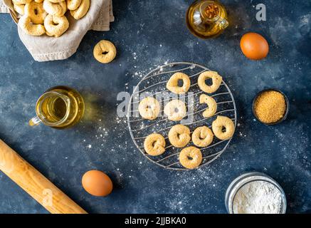 Dolci biscotti italiani Taralli o Tarallini a base di vino bianco, zucchero, olio d'oliva, uova e farina Foto Stock