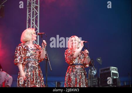 24 luglio 2022, Sheffield, South Yorkshire, U.K: Elvana che si esibisce al Tramlines Festival , UK , 24.07.2022 (Credit Image: © Robin Burns/ZUMA Press Wire) Foto Stock