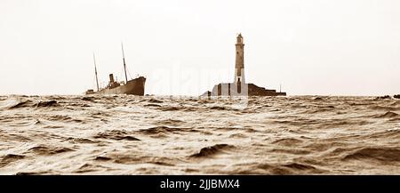 SS Blue Jacket sulle rocce, Longships Lighthouse Off Lands End, Cornovaglia nel 1898 Foto Stock