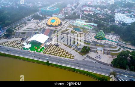 Vista aerea del Sunflower Building a Lam Vien Square con piazza, supermercato, parco sottostante. Città turistica sviluppata in da Lat, Vietnam. Foto Stock
