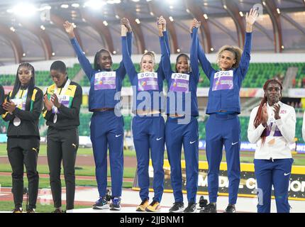 Eugene, Stati Uniti. 24th luglio 2022. I medalisti d'oro Talitha Diggs (3rd L), Abby Steiner (4th L), Britton Wilson (3rd R) e Sydney McLaughlin (2nd R) del Team USA celebrano durante la cerimonia di premiazione del relè 4x400m femminile ai Campionati mondiali di atletica Oregon22 ad Eugene, Oregon, Stati Uniti, il 24 luglio 2022. Credit: WU Xiaoling/Xinhua/Alamy Live News Foto Stock