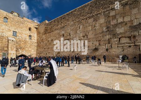 GERUSALEMME, ISRAELE - GENNAIO 14: Gli ebrei ortodossi in preghiera Tallit si sciolcono al Muro Occidentale o al Muro del Pianto o Kotel, il luogo più sacro del giudaismo Foto Stock