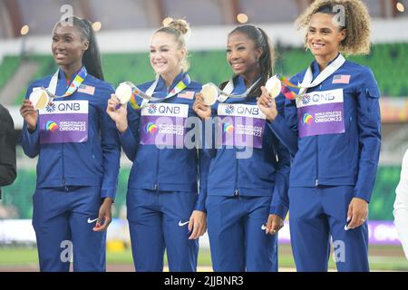 Eugene, Stati Uniti. 24th luglio 2022. I medalisti d'oro Talitha Diggs, Abby Steiner, Britton Wilson e Sydney McLaughlin (L-R) del Team USA posano durante la cerimonia di premiazione del relè 4x400m delle donne al World Athletics Championships Oregon22 di Eugene, Oregon, Stati Uniti, 24 luglio 2022. Credit: WU Xiaoling/Xinhua/Alamy Live News Foto Stock