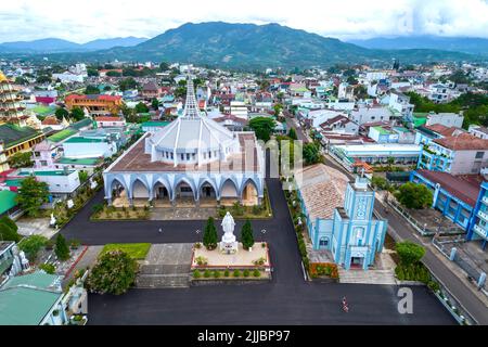 Veduta aerea architettura fuori dalla Cattedrale di Bao Loc, Vietnam. Un luogo in cui i parrocchiani si confessano e pregano per la pace per le loro famiglie Foto Stock