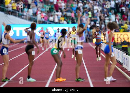 Eugene, Stati Uniti. 24th luglio 2022. Gli atleti si sfidano durante la finale femminile del relè 4x400m al World Athletics Championships Oregon22 di Eugene, Oregon, Stati Uniti, 24 luglio 2022. Credit: Wang Ying/Xinhua/Alamy Live News Foto Stock