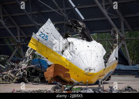 Hostomel, Ucraina. 25th luglio 2022. I resti distrutti di un Antonov AN-225 giacciono su un campo aereo. Credit: Christophe Gateau/dpa/Alamy Live News Foto Stock