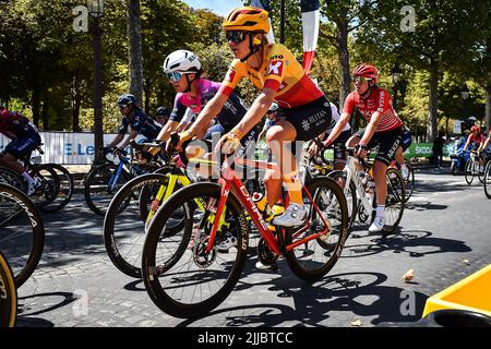 Parigi, Francia, Francia. 24th luglio 2022. Joscelin LOWDEN (Gran Bretagna.) del team CICLISTICO del Team uno-X PRO durante il Tour de France Femmes avec Zwift, gara ciclistica 1, Parigi Tour Eiffel agli Champs-Elysees (81, 7 km) il 24 luglio 2022 a Parigi, Francia. (Credit Image: © Matthieu Mirville/ZUMA Press Wire) Foto Stock