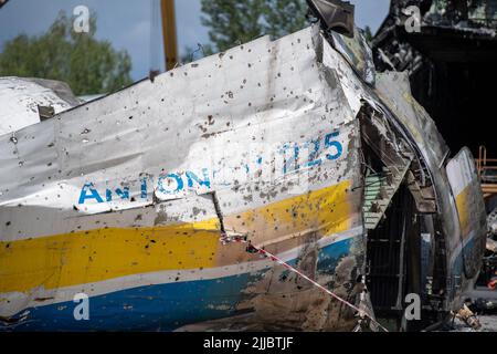 Hostomel, Ucraina. 25th luglio 2022. I resti bruciati di un Antonov AN-225 giacciono su un campo aereo. Credit: Christophe Gateau/dpa/Alamy Live News Foto Stock