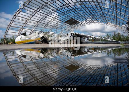 Hostomel, Ucraina. 25th luglio 2022. I resti distrutti di un Antonov AN-225 giacciono su un campo aereo. Credit: Christophe Gateau/dpa/Alamy Live News Foto Stock