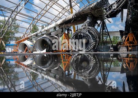 Hostomel, Ucraina. 25th luglio 2022. I resti bruciati di un Antonov AN-225 giacciono su un campo aereo. Credit: Christophe Gateau/dpa/Alamy Live News Foto Stock