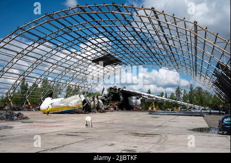 Hostomel, Ucraina. 25th luglio 2022. I resti distrutti di un Antonov AN-225 giacciono su un campo aereo. Credit: Christophe Gateau/dpa/Alamy Live News Foto Stock