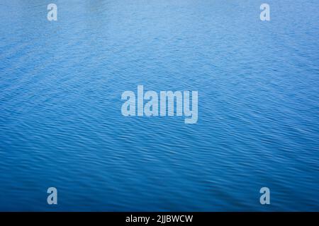 Toni blu le onde d'acqua si affiorano come sfondo Foto Stock