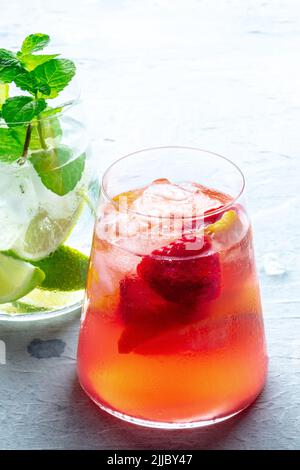 Cocktail estivo. Bevande fredde con frutta fresca. Mocktails sani. Limonate di agrumi e fragole Foto Stock