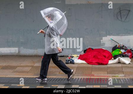 Preston, Lancashire. Meteo Regno Unito 25 luglio 2022. Un inizio umido alla giornata a Fishergate. Preston High Street, negozi e negozi nel centro della città in una giornata estiva. Credit; MediaWorldImages/AlamyLiveNews Foto Stock