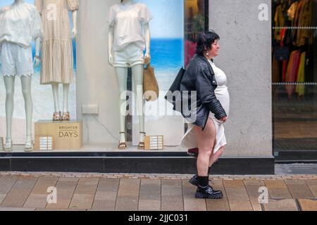 Preston, Lancashire. Meteo Regno Unito 25 luglio 2022. Un inizio umido alla giornata a Fishergate. Preston High Street, negozi e negozi nel centro della città in una giornata estiva. Credit; MediaWorldImages/AlamyLiveNews Foto Stock