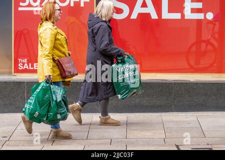 Preston, Lancashire. Meteo Regno Unito 25 luglio 2022. Un inizio umido alla giornata a Fishergate. Preston High Street, negozi e negozi nel centro della città in una giornata estiva. Credit; MediaWorldImages/AlamyLiveNews Foto Stock