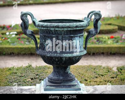 VERSAILLES / FRANCIA - 16 giugno 2019: Vaso in bronzo in stile antico nei giardini della reggia di Versailles Foto Stock