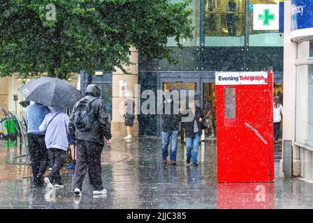 Dundee, Tayside, Scozia, Regno Unito. 25th luglio 2022. Tempo britannico: La combinazione di docce impreviste e pesanti e umidità ha causato temperature superiori a 18°C in alcune zone della Scozia nord-orientale. Gli acquirenti del lunedì mattina vengono catturati dalla guardia da improvvisi e pesanti deportamenti nel centro di Dundee. Credit: Dundee Photographics/Alamy Live News Foto Stock