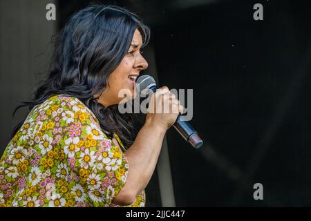 Henham Park, Suffolk, Regno Unito. 24th luglio 2022. Rumer suona l'Obelisk Arena - il 2022 Latitude Festival, Henham Park. Credit: Guy Bell/Alamy Live News Foto Stock