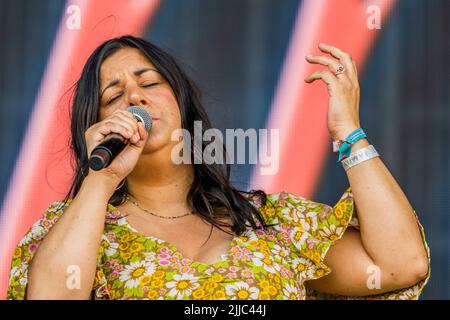 Henham Park, Suffolk, Regno Unito. 24th luglio 2022. Rumer suona l'Obelisk Arena - il 2022 Latitude Festival, Henham Park. Credit: Guy Bell/Alamy Live News Foto Stock