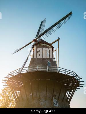 Un'immagine verticale a basso angolo del mulino a torre Molen De Valk e del museo a Leiden, Paesi Bassi Foto Stock