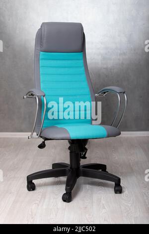 Comoda sedia da ufficio su sfondo grigio chiaro, ufficio domestico Foto Stock