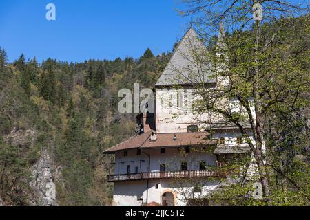 Santuario di San Romedio situato su un ripido sperone roccioso nel paesaggio naturale della Val di non, Trentino Foto Stock