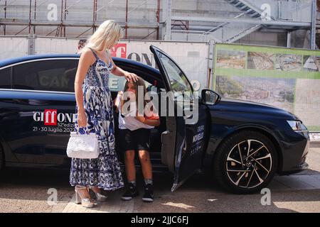 NESSUN CREDITO: Micaela Ramazzotti al Giffoni Film Festival, accompagnato dalla figlia Anna Virzì. Foto Stock