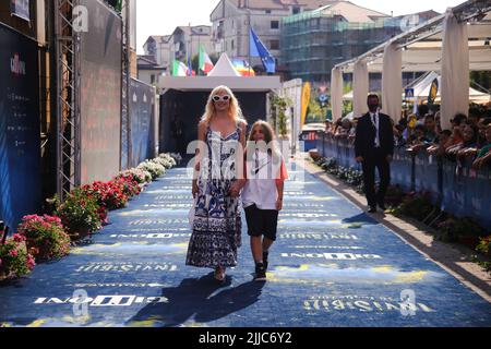 NESSUN CREDITO: Micaela Ramazzotti al Giffoni Film Festival, accompagnato dalla figlia Anna Virzì. Foto Stock