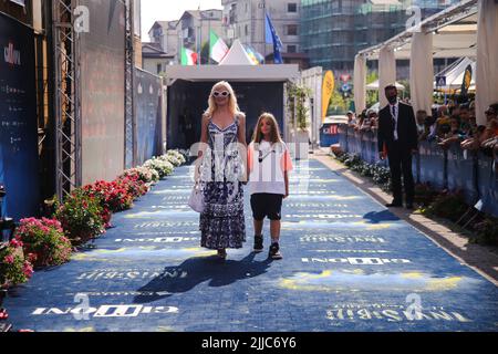 NESSUN CREDITO: Micaela Ramazzotti al Giffoni Film Festival, accompagnato dalla figlia Anna Virzì. Foto Stock